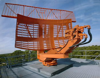 https://upload.wikimedia.org/wikipedia/commons/2/20/ASR-9_Radar_Antenna.jpg